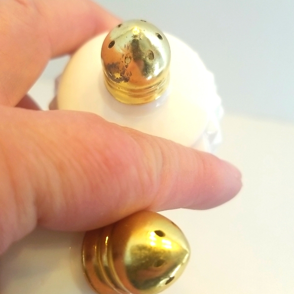 Vintage White Milk Glass Japan Hobnail Salt & Pepper Shaker Set. - Picture 4 of 7